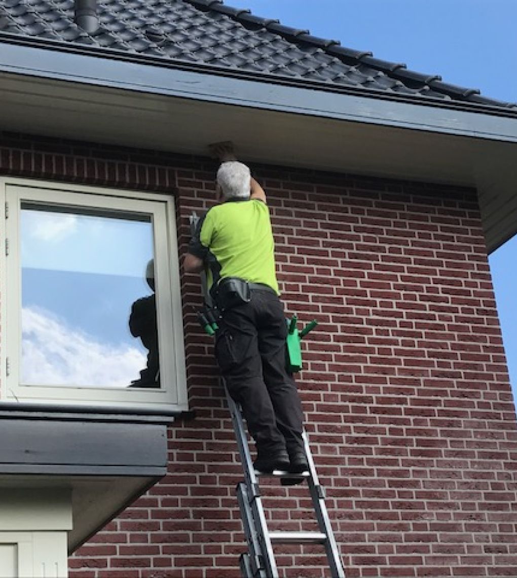 Glasbewassing, gevelreiniging, conserveren kozijnen & anti-spinbehandeling